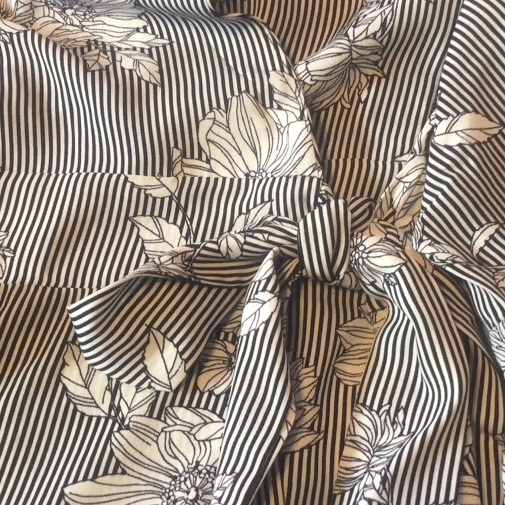 ❌DONATED❌Black White Stripe Floral Print V-neck Wrap Dress - Picture 6 of 11